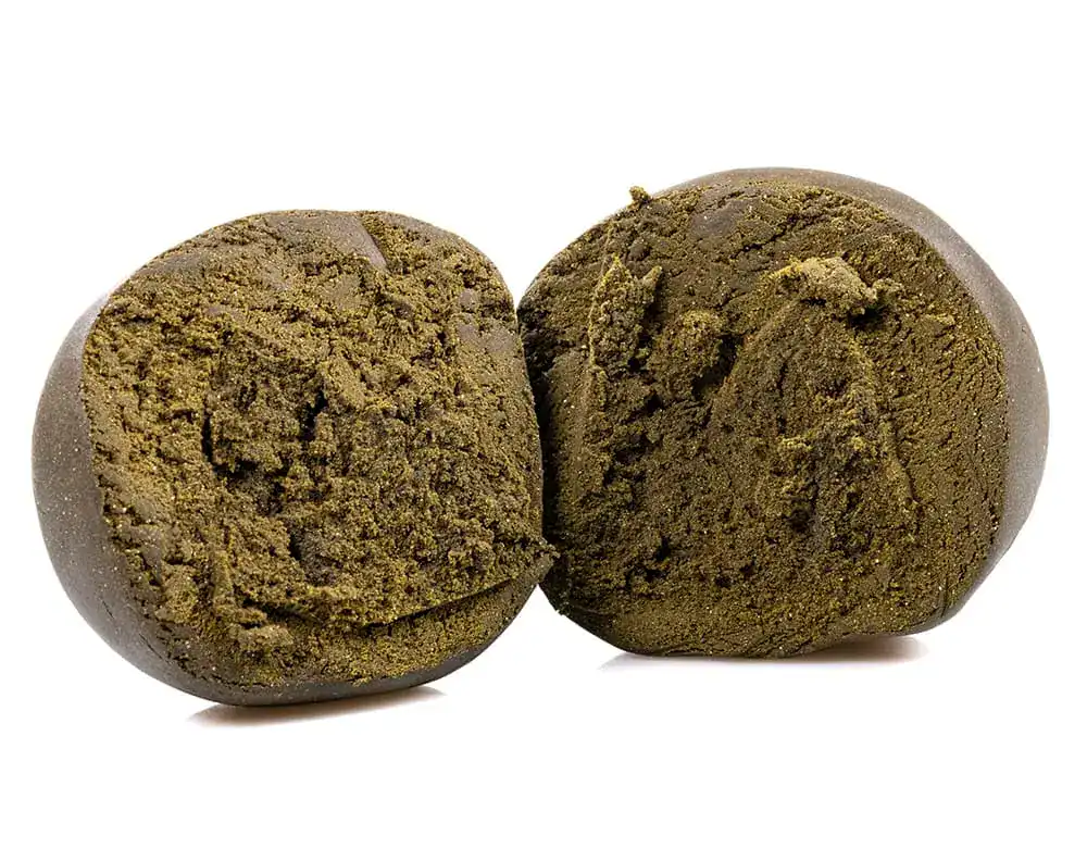 Slaskeren THCa hash delt i to, med mørk yderside og blød, kompakt struktur på hvid baggrund.