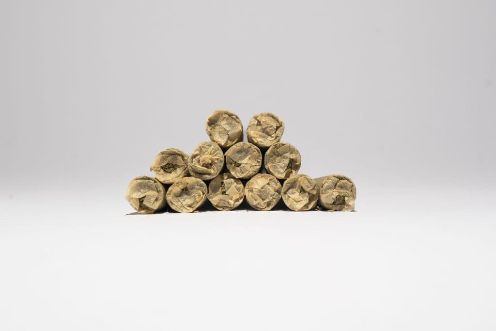 CBD pre-rolls stablet i pyramideform med synlige papirspidser på lys baggrund.