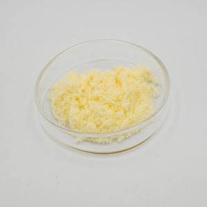 THCa isolat med terpener i lys gullig, fin krystallinsk pulverform, placeret i en klar petriskål. Produktet har en aromatisk duftprofil fra de tilsatte terpener.