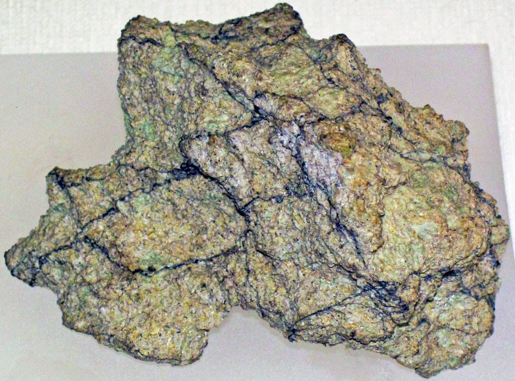 Coatet moon rock med krystalliseret overflade