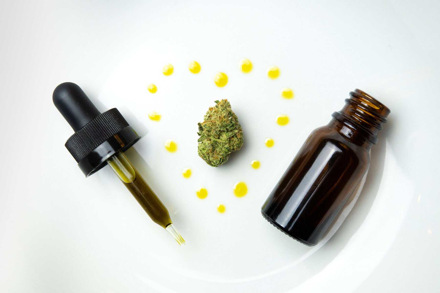 Fuldspektret cannabisolie i pipetteflaske klar til dosering