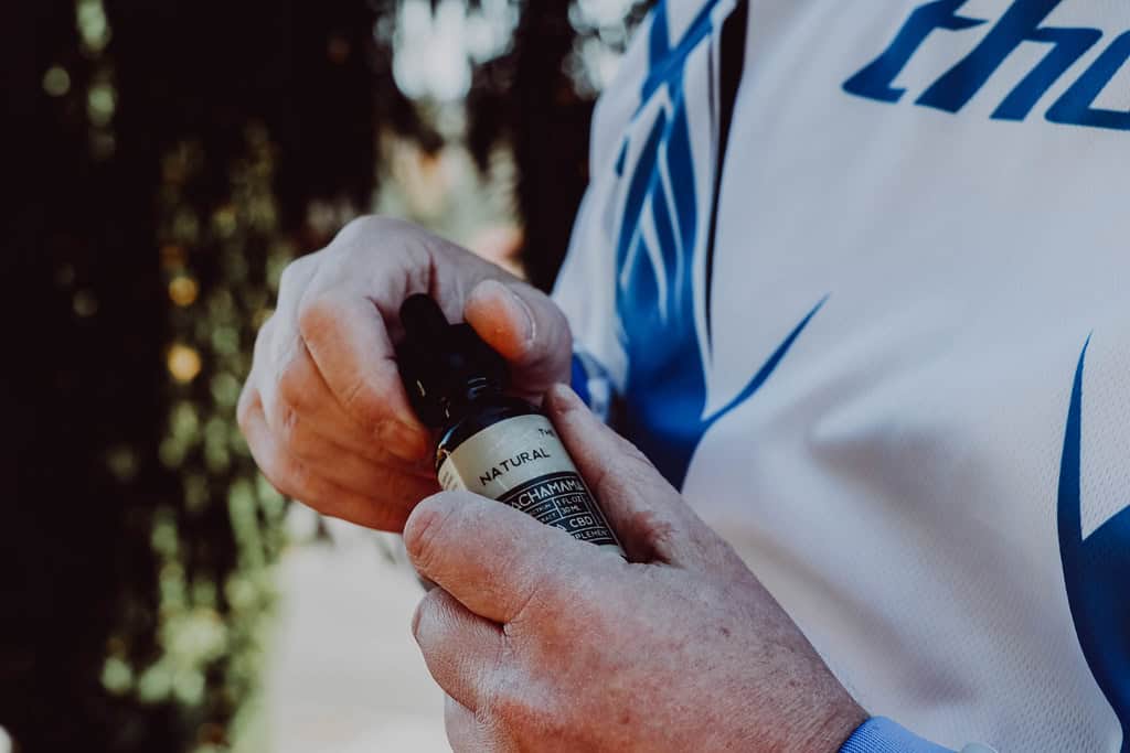 CBD olie med pipette og analysecertifikat på bordet