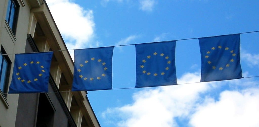 EU-flag foran institutionsbygning som symbol på EFSA's vurdering af CBD i 2026