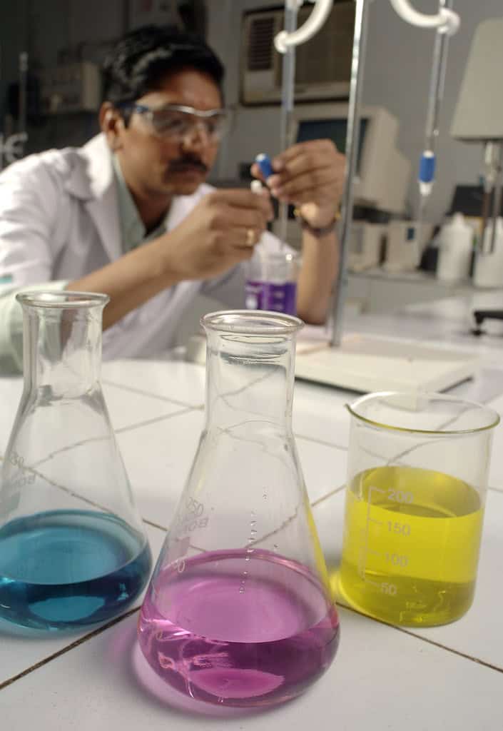 Laboratorietekniker analyserer prøver – toksikologiske data bag EFSA's foreløbige CBD-grænse